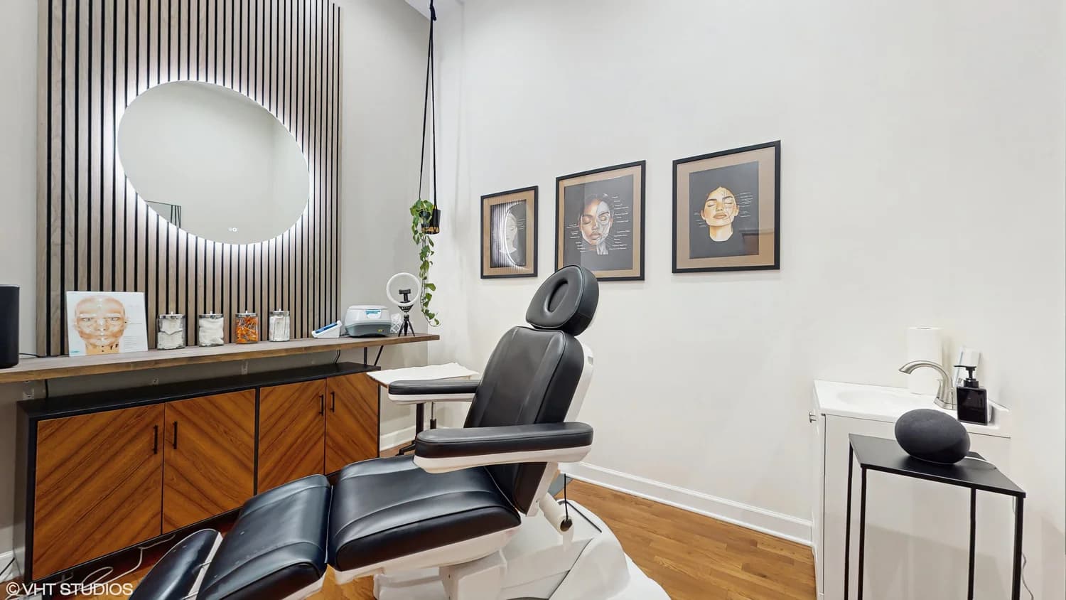 Treatment suite at 531 N Racine, Chicago - main treatment chair and lighting